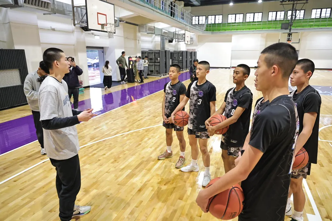 SBL選秀狀元余祥平回饋母校籃球教學。(圖/基隆市政府提供)