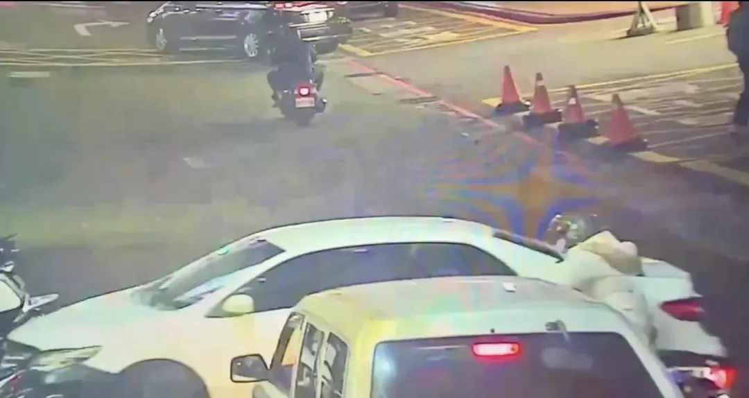 白色轎車駛出停車場直接暴衝。（圖／翻攝畫面）