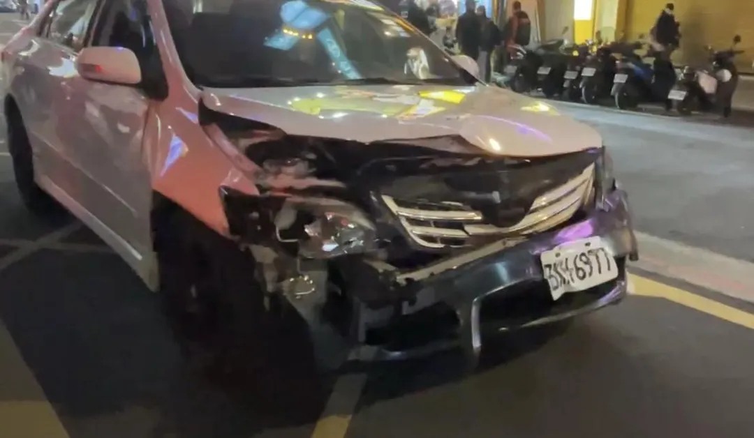 肇事車輛車頭全毀。（圖／翻攝畫面）