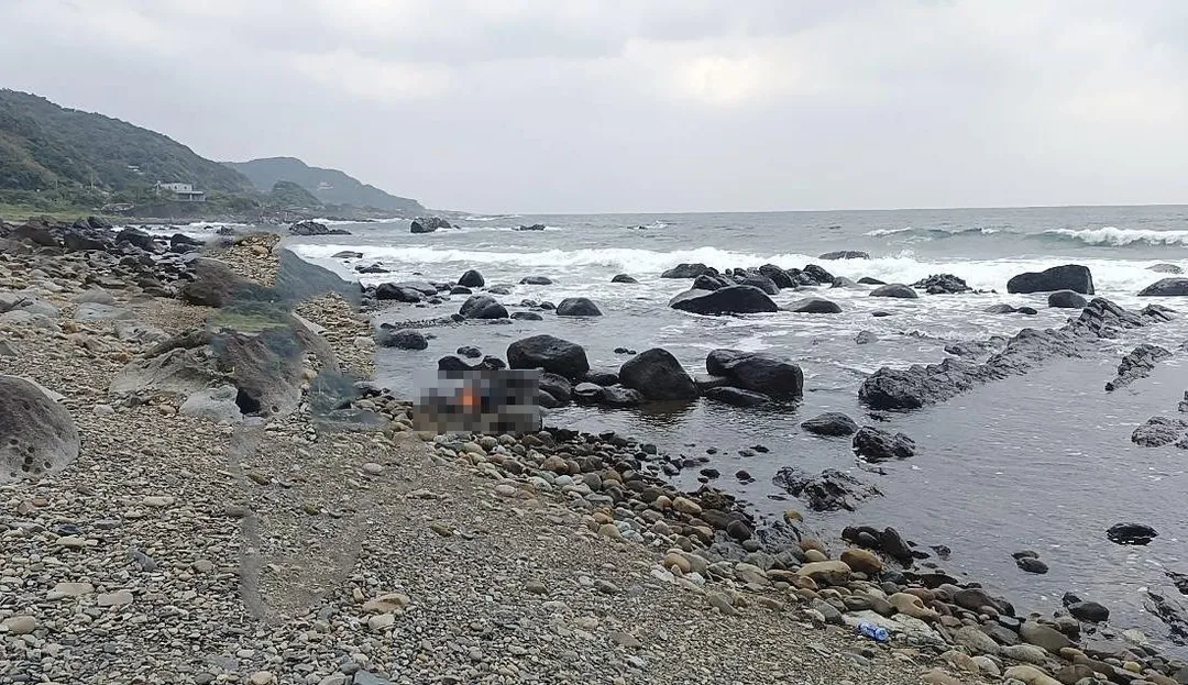 貢寮海邊今日下午驚見一具男屍。（圖／翻攝畫面）