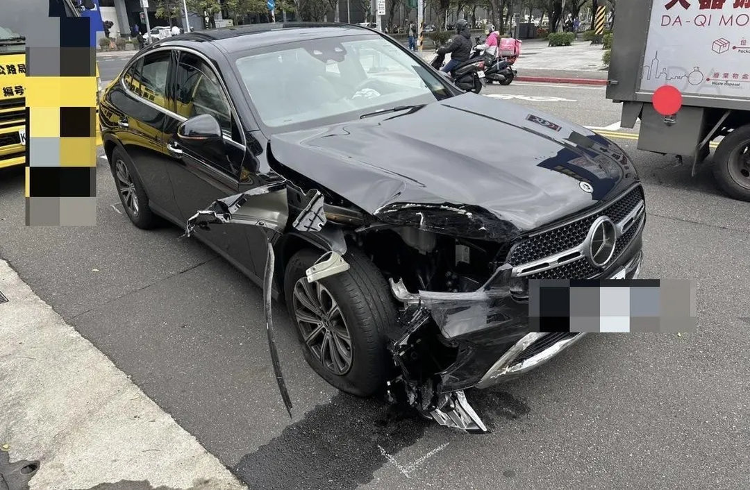 賓士休旅車車頭嚴重受損。（圖／翻攝畫面）