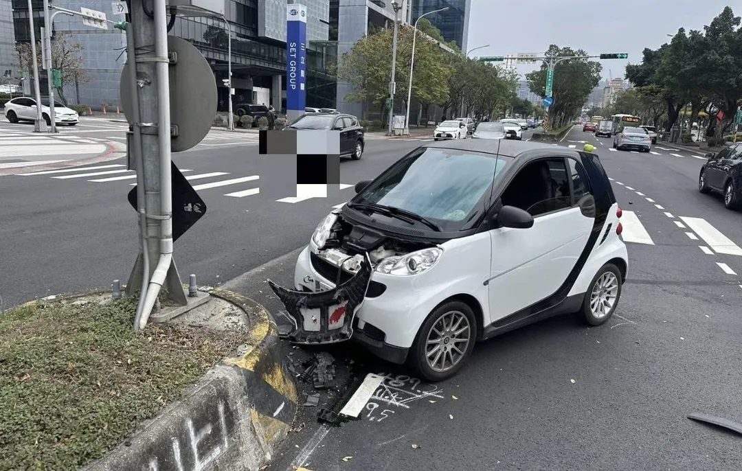 Smart擦撞賓士後打滑撞擊分隔島。（圖／翻攝畫面）