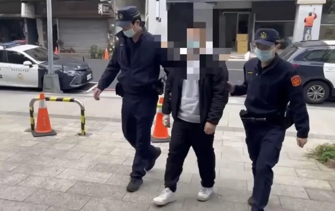 男子遭警方帶回派出所偵訊。（圖／翻攝畫面）