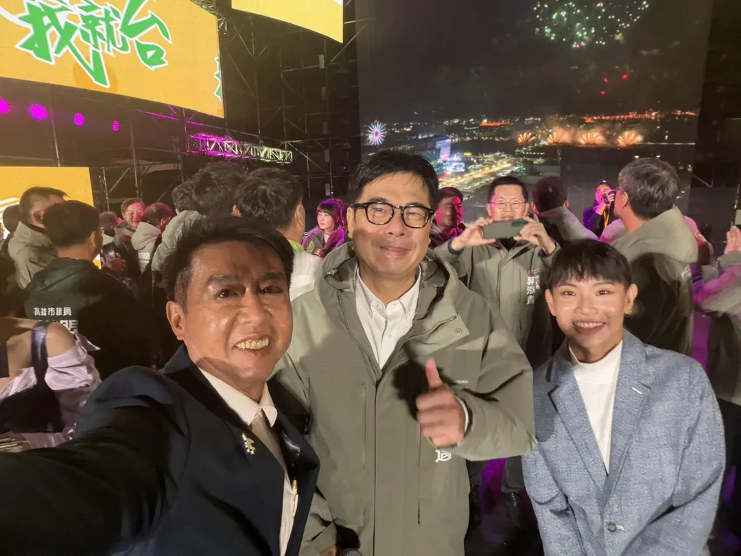 高雄市長陳其邁(中)曾公開表示,願以「人格保證」許智傑是認真做大事的人,地方人士觀察,許智傑穩健務實的特質,是民進黨在後陳其邁時代,維持施政滿意度的關鍵基石。(圖/許智傑辦公室提供)