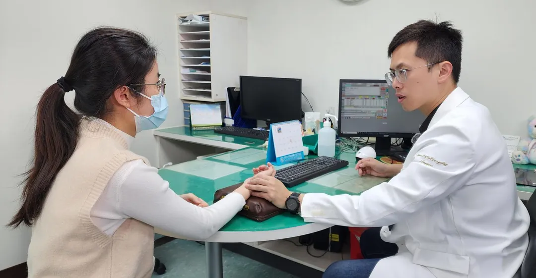 中醫部主治醫師許晉嘉於中醫門診。(示意圖/奇美醫院)