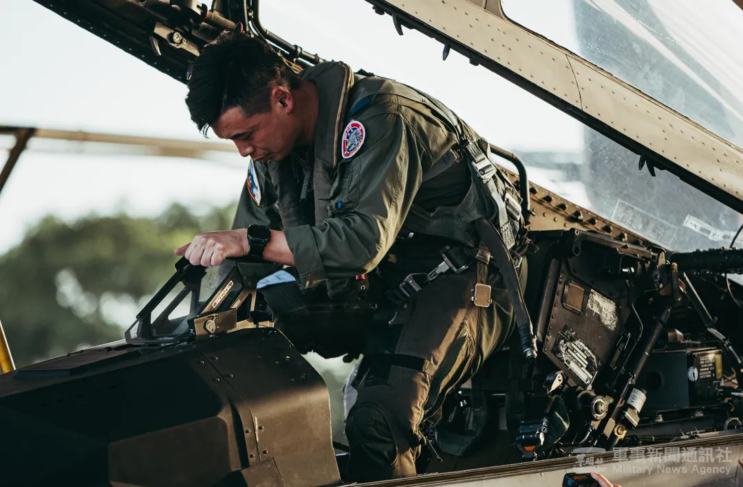 目前空軍的F-16戰機飛官，以及圖中的經國號戰機飛官都只有防火連身飛行衣，沒有防寒飛行衣。(圖/軍聞社)