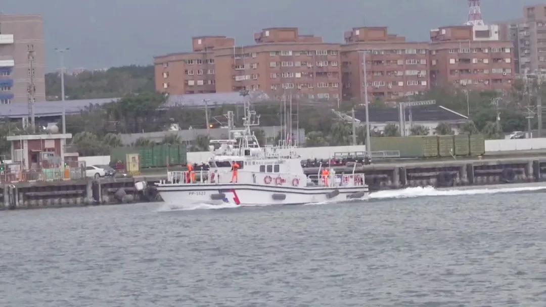 海巡8日上午9點半出動花蓮艦跟4艘35噸級巡防艇協助搜救。（圖／中天新聞）