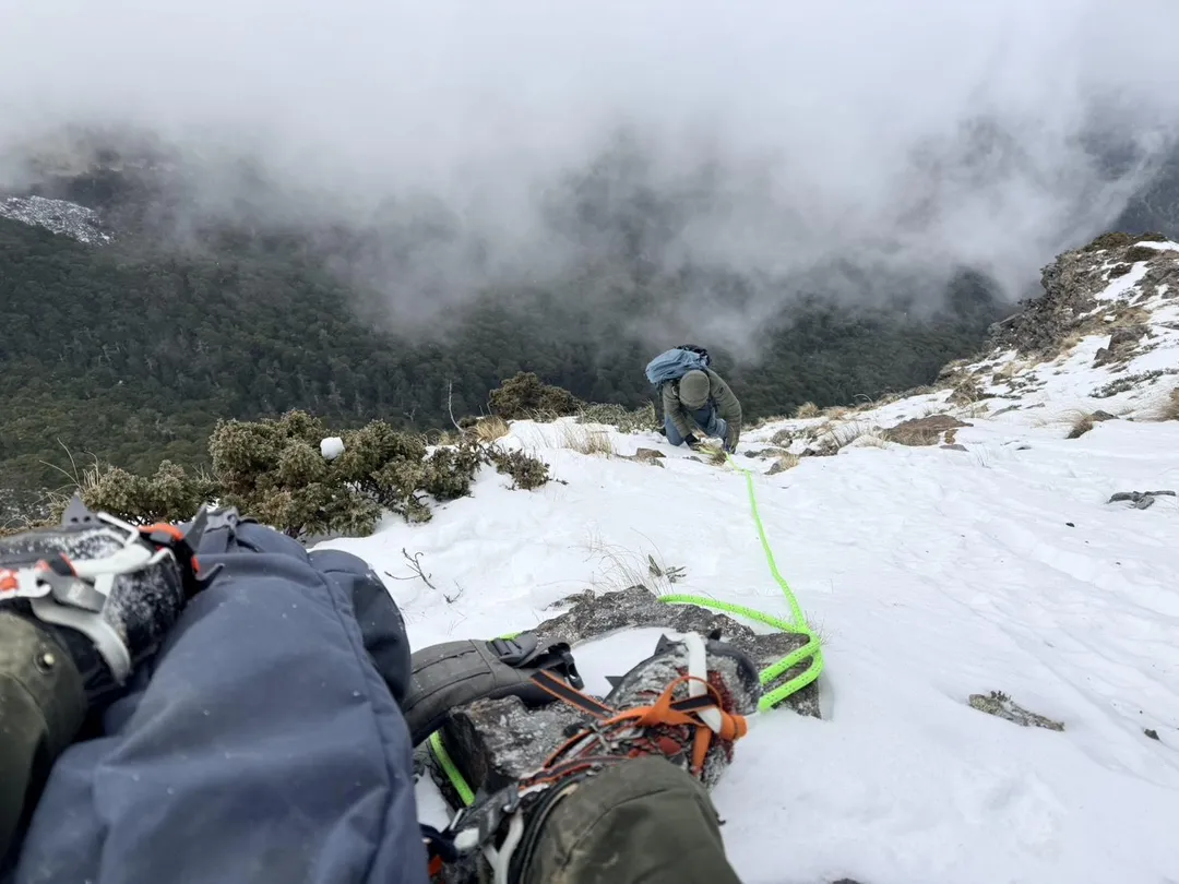 一名29歲的新加坡登山客獨攀品田山受困。（圖／新竹消防局提供）