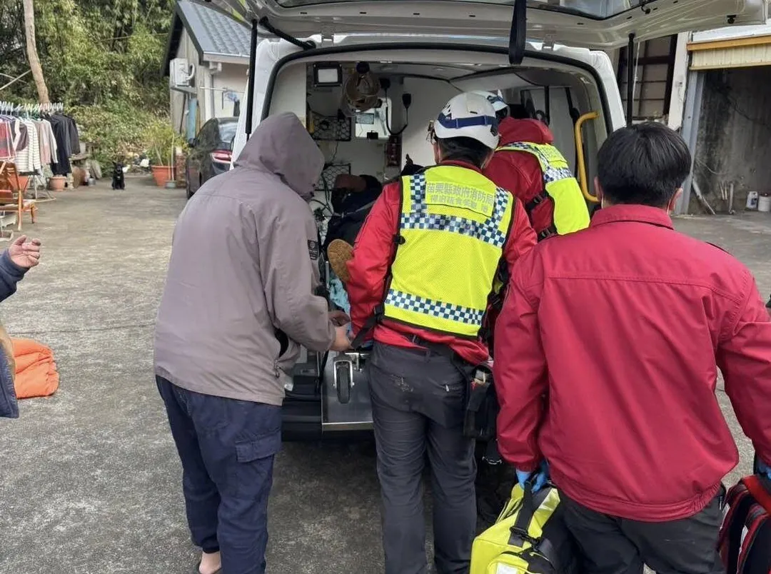 61歲胡姓男子在田間除草時，疑似不慎靠近蜂巢，遭蜂群襲擊，全身多處螫傷。（圖／消防局提供）