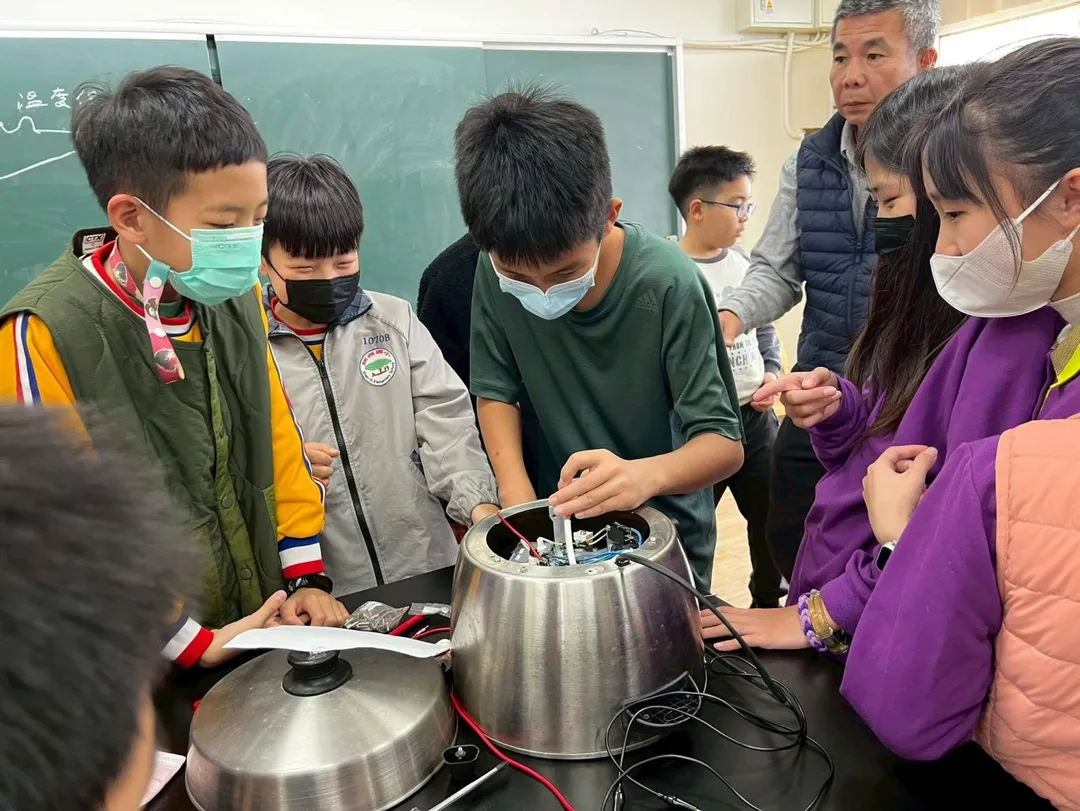 彰化陝西國小學生免費修小家電。(圖/翻攝自彰化縣秀水鄉陝西國民小學臉書)