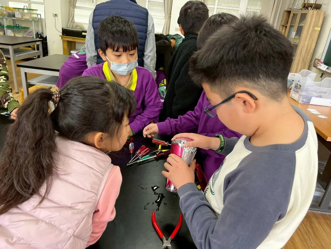 彰化陝西國小學生免費修小家電。(圖/翻攝自彰化縣秀水鄉陝西國民小學臉書)