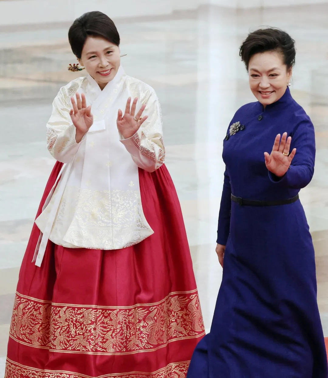 彭麗媛（右）與南韓第一夫人金惠京（左）。（圖／路透社）