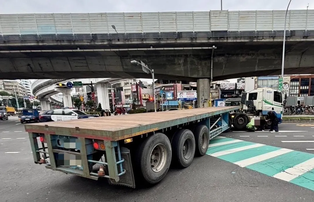 拖板車違規撞死單車騎士。（圖／翻攝畫面）