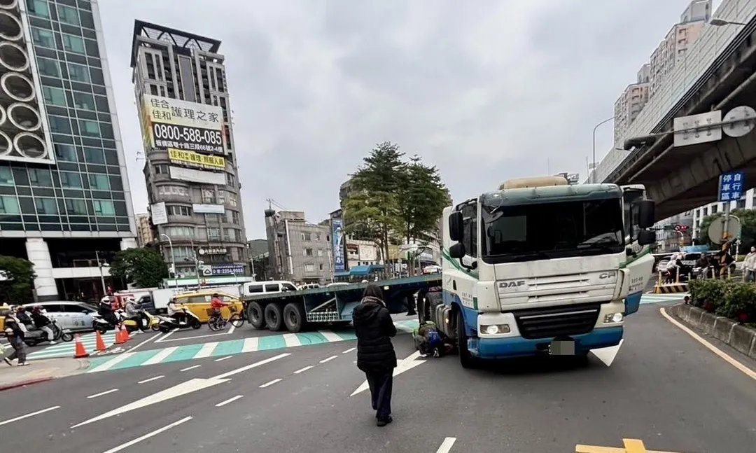 新北板橋今發生一起死亡車禍。（圖／翻攝畫面）