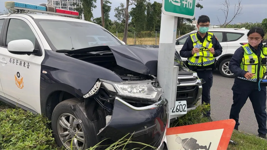 台東縣警察局台東分局一輛警車，今天清晨值勤時撞上分隔島，車頭凹陷。（圖／警方提供，下同）