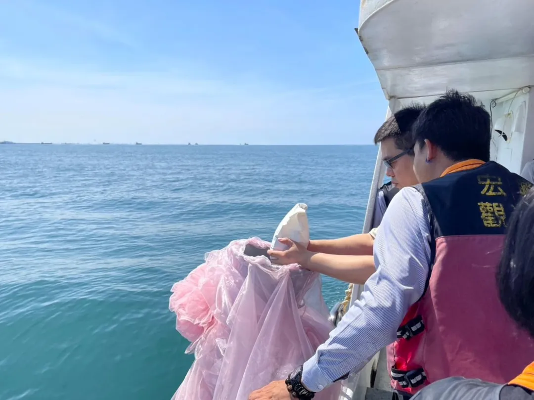 先行者在清水梧棲漁港回歸大海懷抱。（圖／台中市生命禮儀管理處提供）