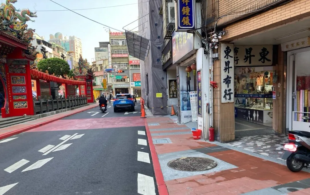 紅色警示帶提醒駕駛人經過廟宇周邊自主減速,將再增加限速文字。(圖/桃園市都發局)