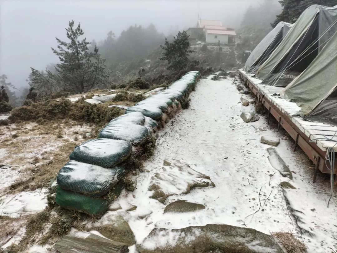 嘉明湖於1月8日凌晨4點左右迎來了今年的首場降雪，持續約30分鐘，讓整個山區瞬間變得銀白如畫。（圖／熊出沒企業提供）