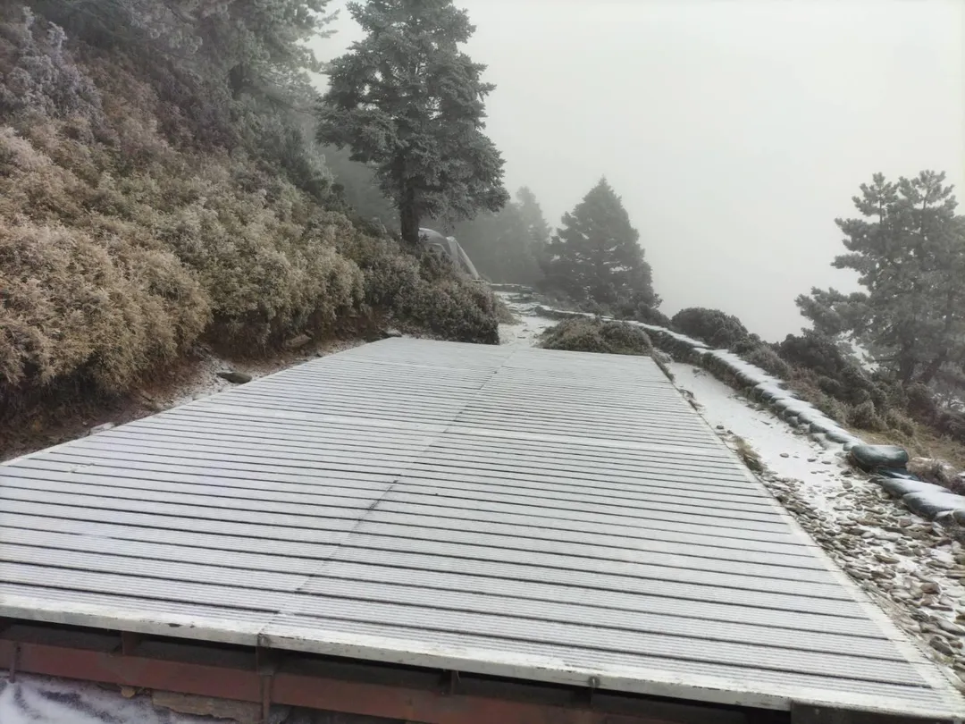 嘉明湖於1月8日凌晨4點左右迎來了今年的首場降雪，持續約30分鐘，讓整個山區瞬間變得銀白如畫。（圖／熊出沒企業提供）