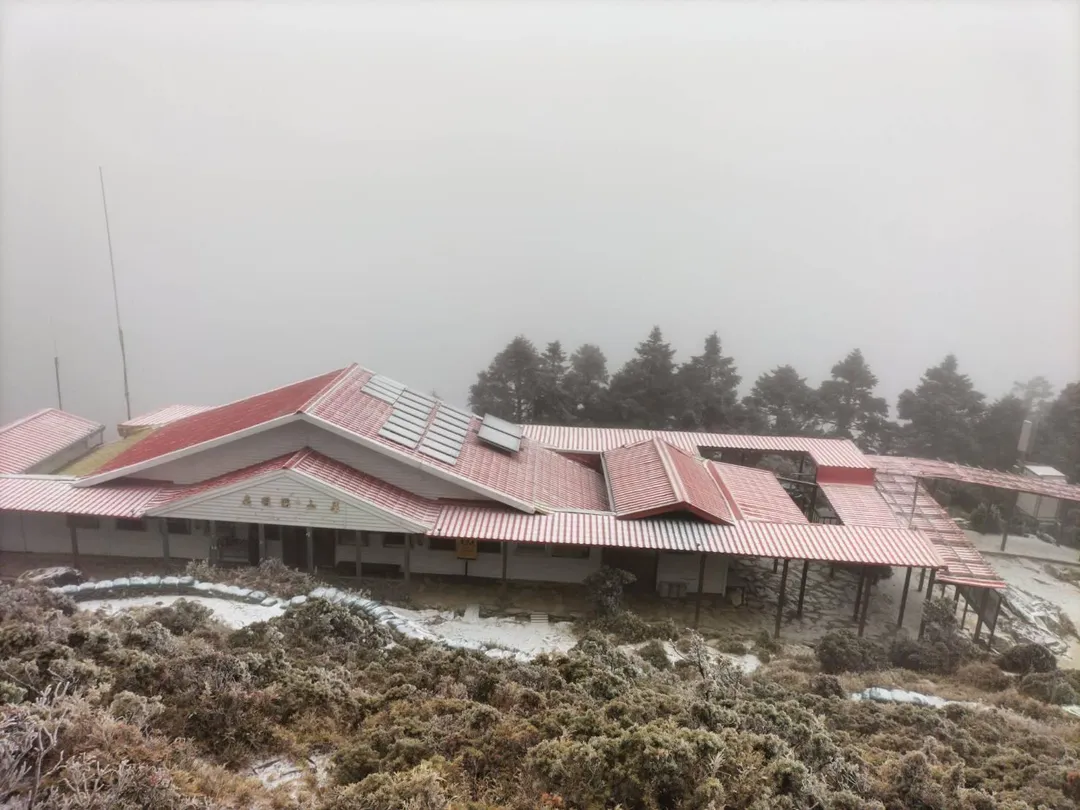 嘉明湖於1月8日凌晨4點左右迎來了今年的首場降雪，持續約30分鐘，讓整個山區瞬間變得銀白如畫。（圖／熊出沒企業提供）