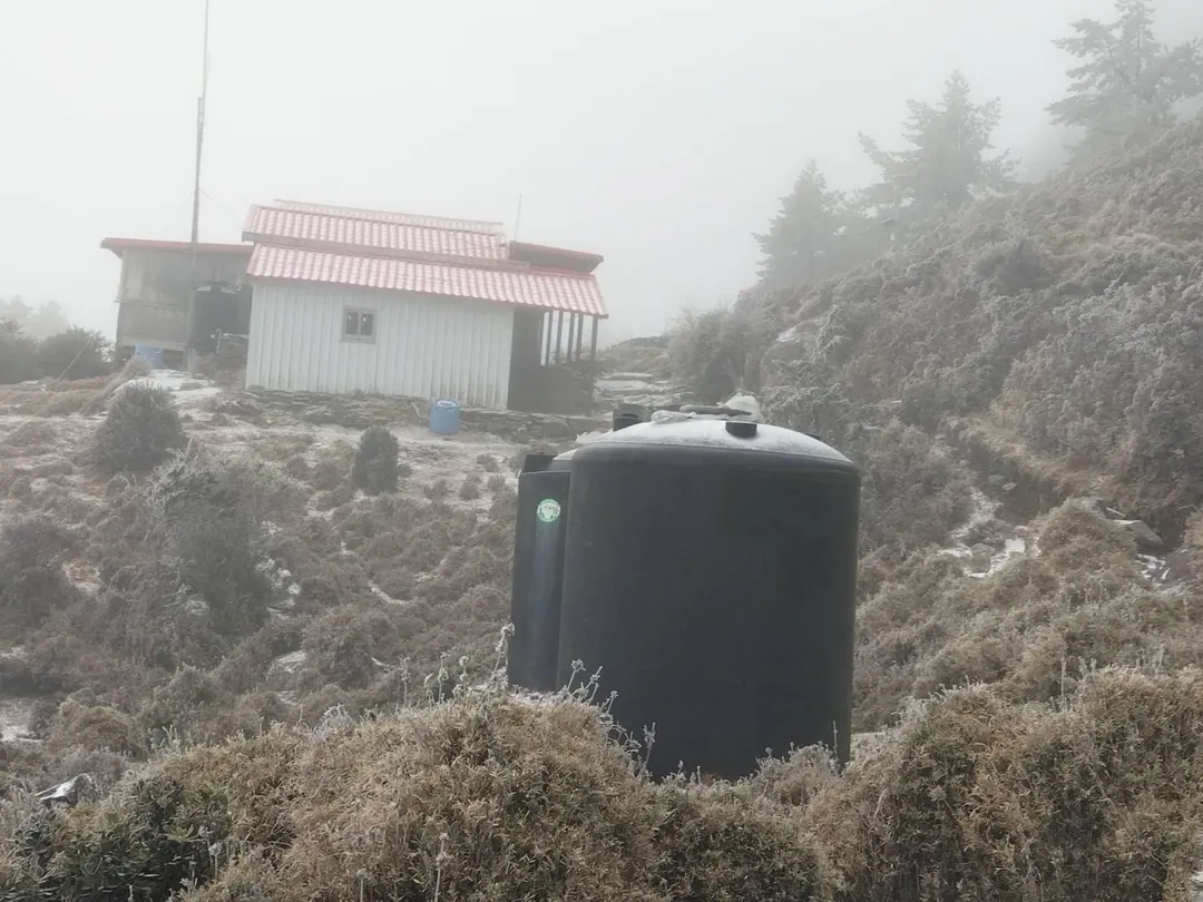 嘉明湖於1月8日凌晨4點左右迎來了今年的首場降雪，持續約30分鐘，讓整個山區瞬間變得銀白如畫。（圖／熊出沒企業提供）