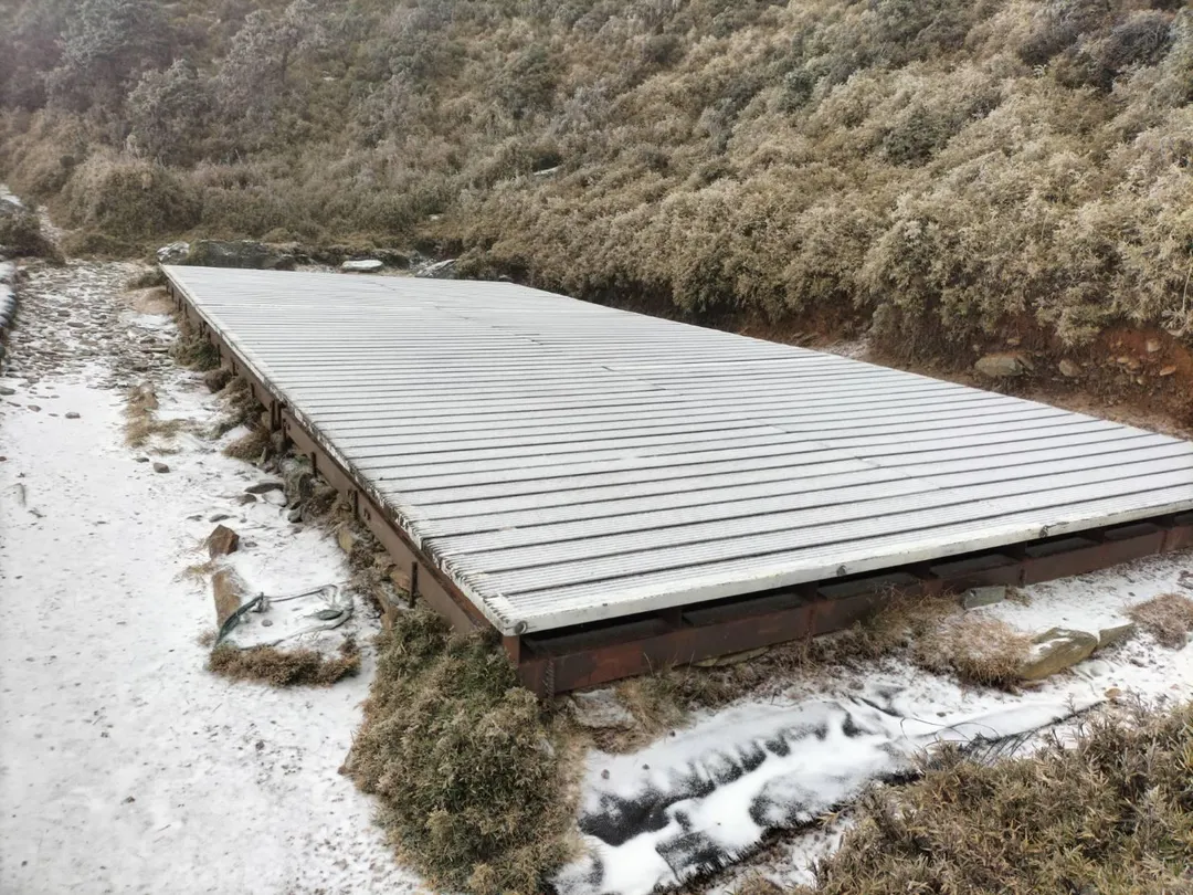 嘉明湖於1月8日凌晨4點左右迎來了今年的首場降雪，持續約30分鐘，讓整個山區瞬間變得銀白如畫。（圖／熊出沒企業提供）