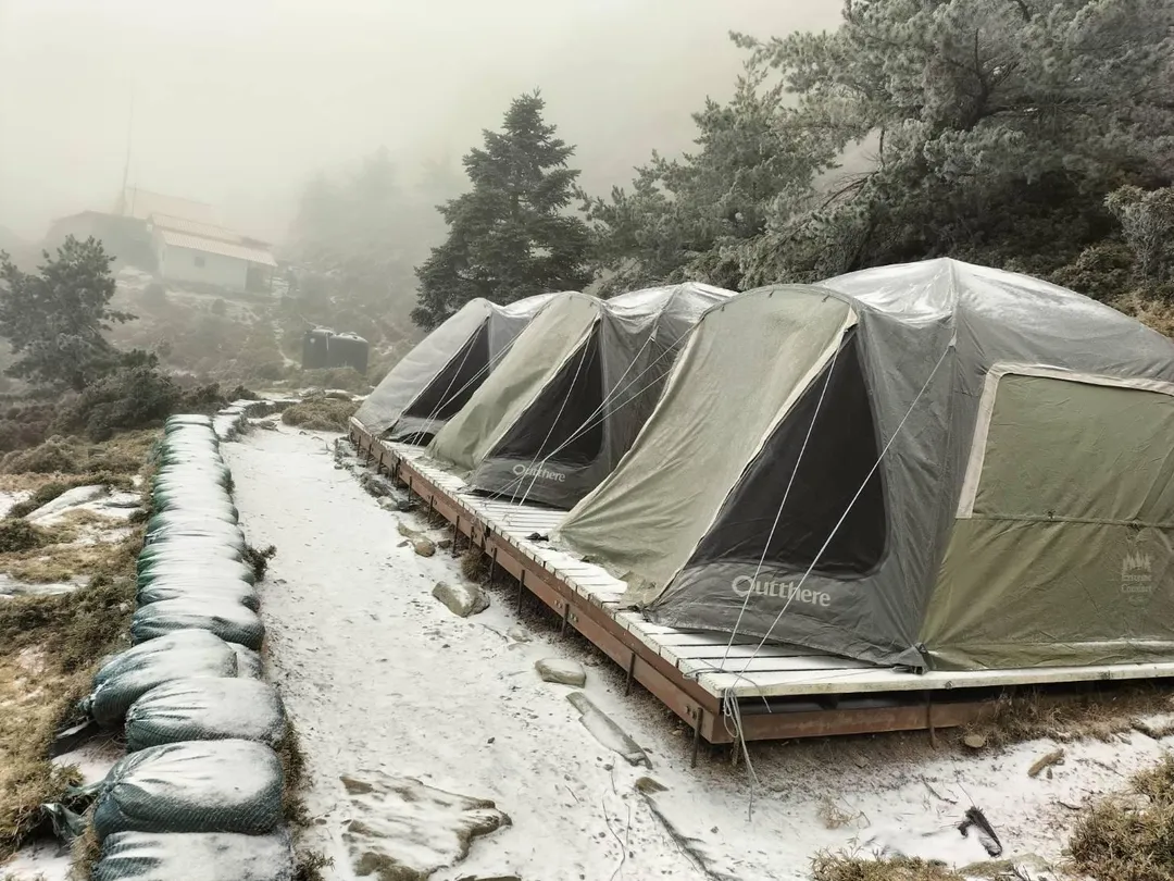嘉明湖於1月8日凌晨4點左右迎來了今年的首場降雪，持續約30分鐘，讓整個山區瞬間變得銀白如畫。（圖／熊出沒企業提供）