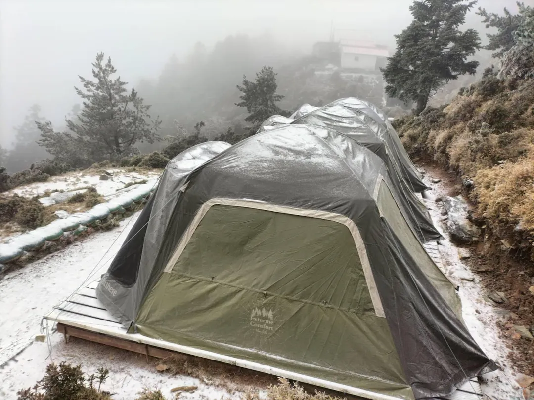 嘉明湖於1月8日凌晨4點左右迎來了今年的首場降雪，持續約30分鐘，讓整個山區瞬間變得銀白如畫。（圖／熊出沒企業提供）