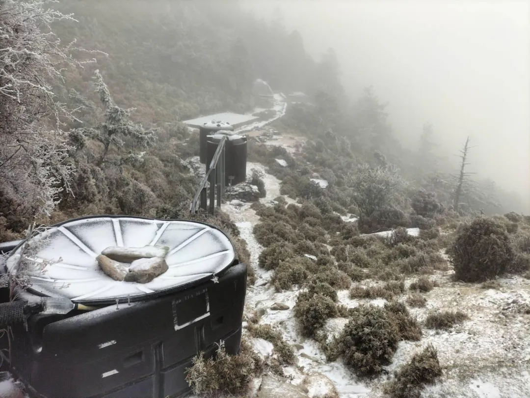 嘉明湖於1月8日凌晨4點左右迎來了今年的首場降雪，持續約30分鐘，讓整個山區瞬間變得銀白如畫。（圖／熊出沒企業提供）