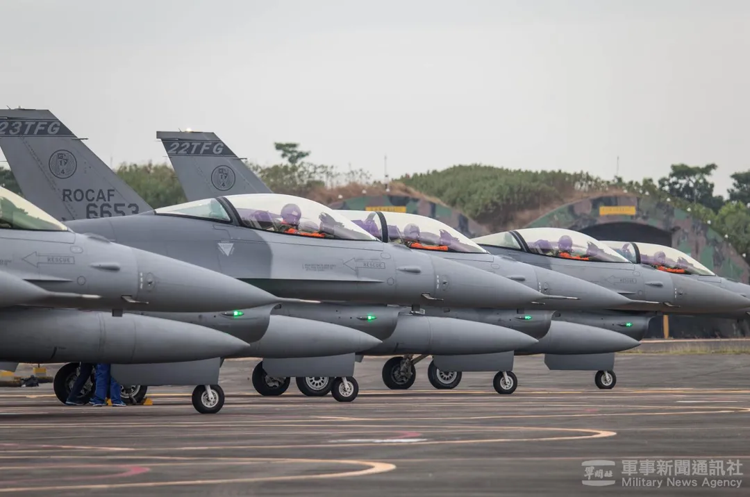 F-16AM/BM接裝典禮上，飛官全部穿著橘色飛行服。(圖/軍聞社)