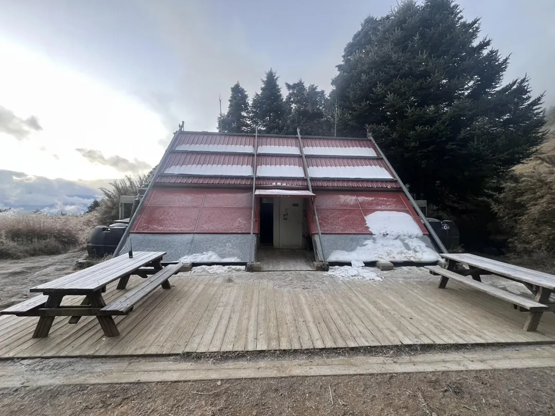 四秀線的氣候和路況在1月8日上午7時20分。新達山屋的氣溫降至約1°C，並且路面結霜。（圖／雪霸國家公園）