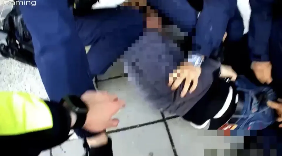 男子拒檢咬傷員警遭壓制逮捕。（圖／翻攝畫面）