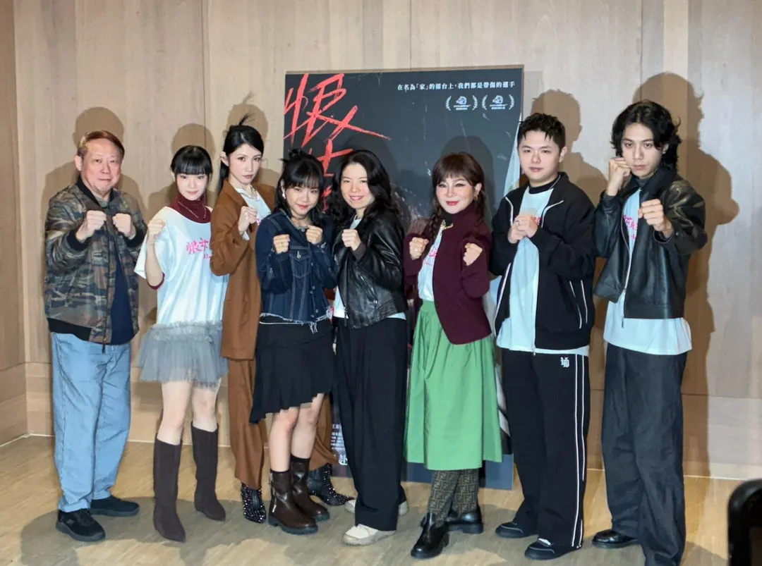 李千娜（左3）8日出席電影《恨女的逆襲》記者會。（圖／記者郭竹倩 攝）