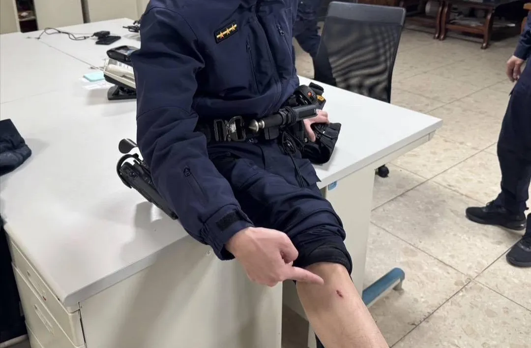 員警腿部遭嫌犯咬傷。（圖／翻攝畫面）