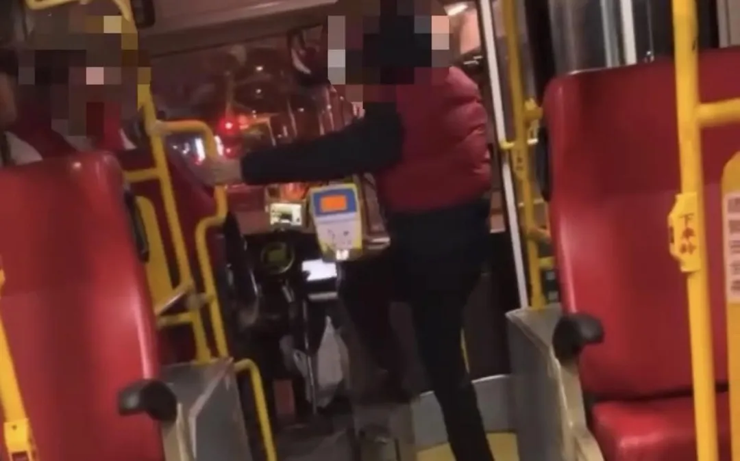 公車司機與乘客在車上互毆。(圖/翻攝畫面)