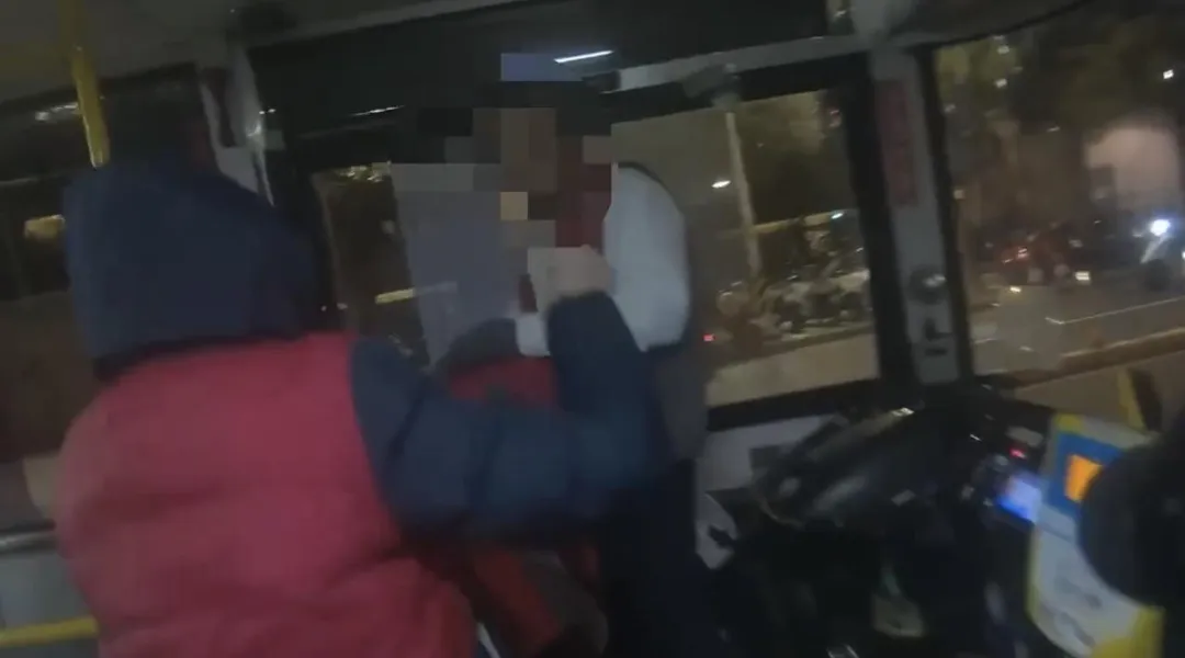 警方趕赴現場制止並將2人送辦。(圖/翻攝畫面)