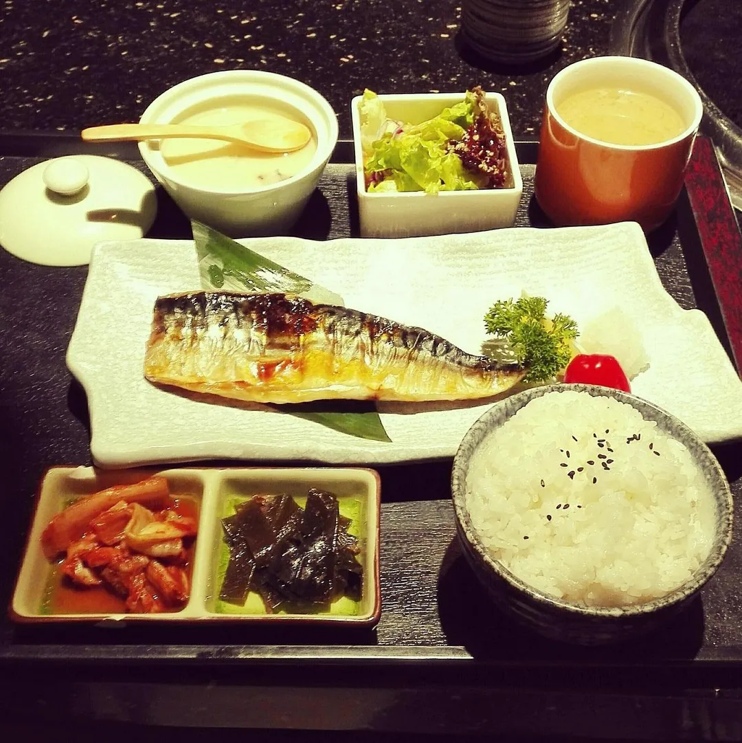 若無法選擇全穀類食物，建議吃米飯時搭配蔬菜、豆製品、蛋或肉類一起食用，有助於延緩血糖上升。（示意圖／Pixabay）