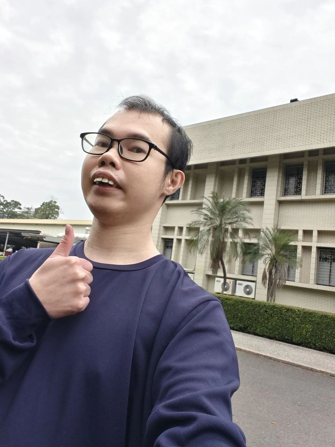鄧佳華在臉書PO出開心比讚的照片。(圖/翻攝自鄧佳華臉書)
