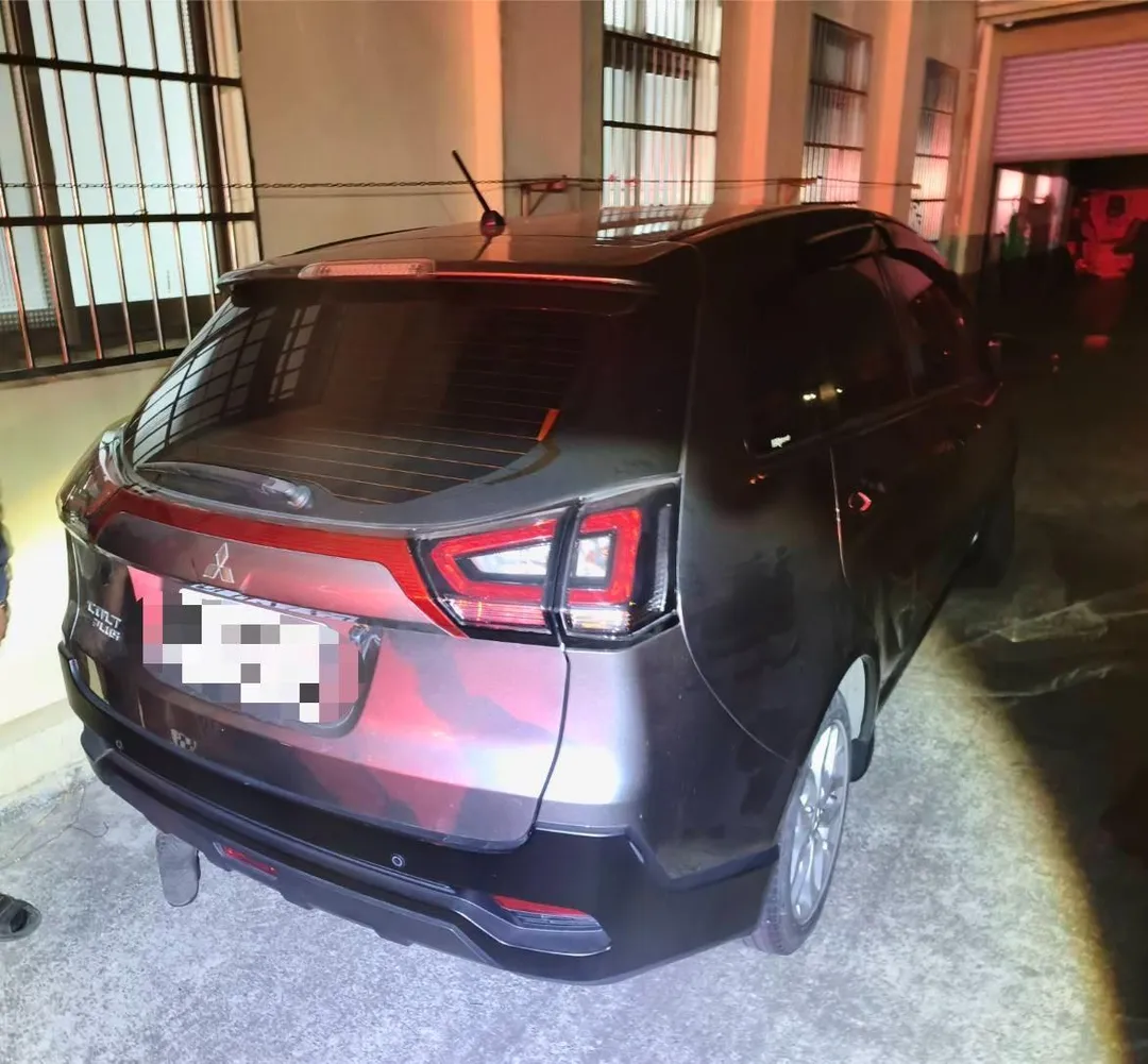 男子遭夾車門與牆柱間送醫不治。（圖／中天新聞）