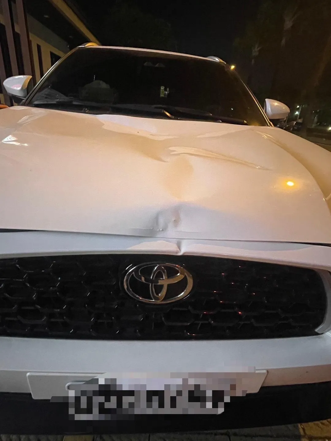撞擊力道大,白色轎車車頭撞凹。(圖/翻攝畫面)