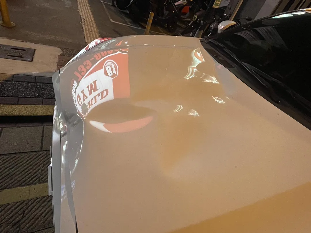 白色轎車車頭撞凹。(圖/翻攝畫面)