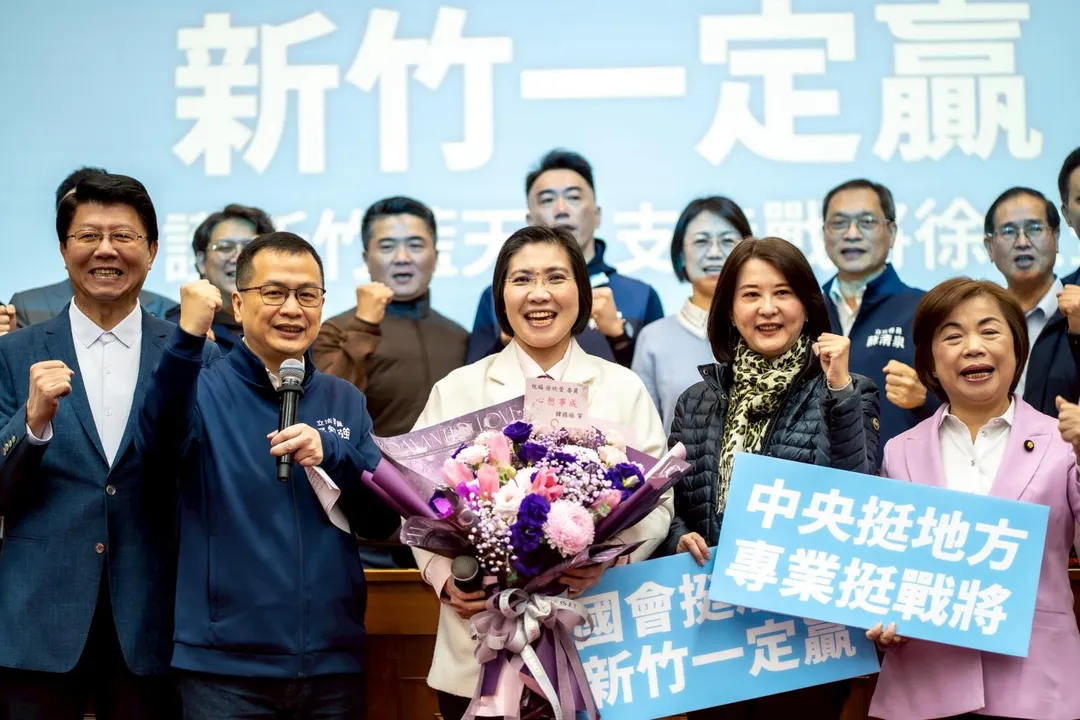9日上午，立法院國民黨立委們於群賢樓展現空前大團結，由黨團書記長羅智強領軍，號召逾近40位同黨立委共同出席「國會挺欣瑩，新竹一定贏」記者會。（圖/徐欣瑩辦公室提供）