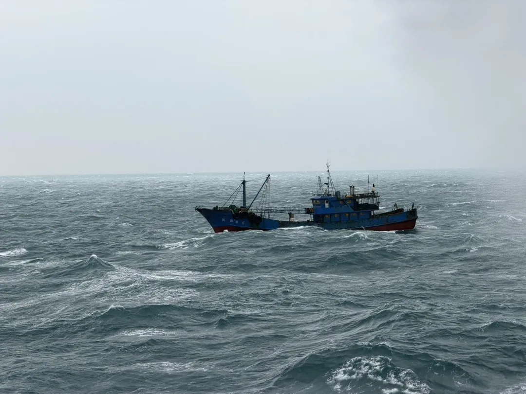 其他遭海巡署驅逐的大陸籍漁船。（圖／海巡署提供）