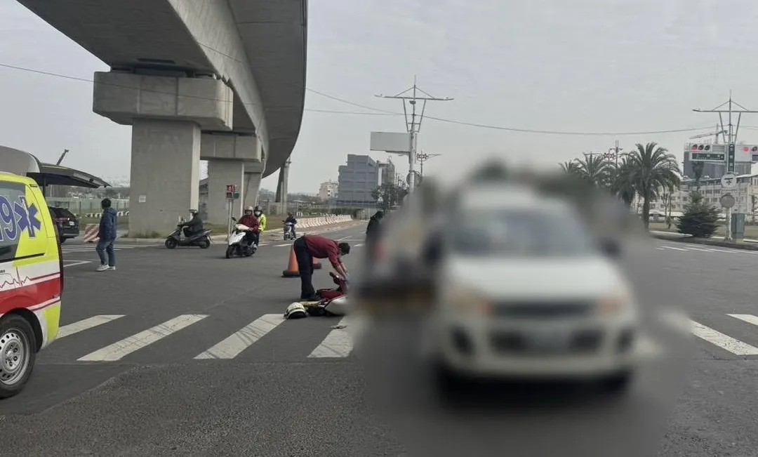 機車騎士遭貨車輾過送醫不治。（圖／翻攝畫面）