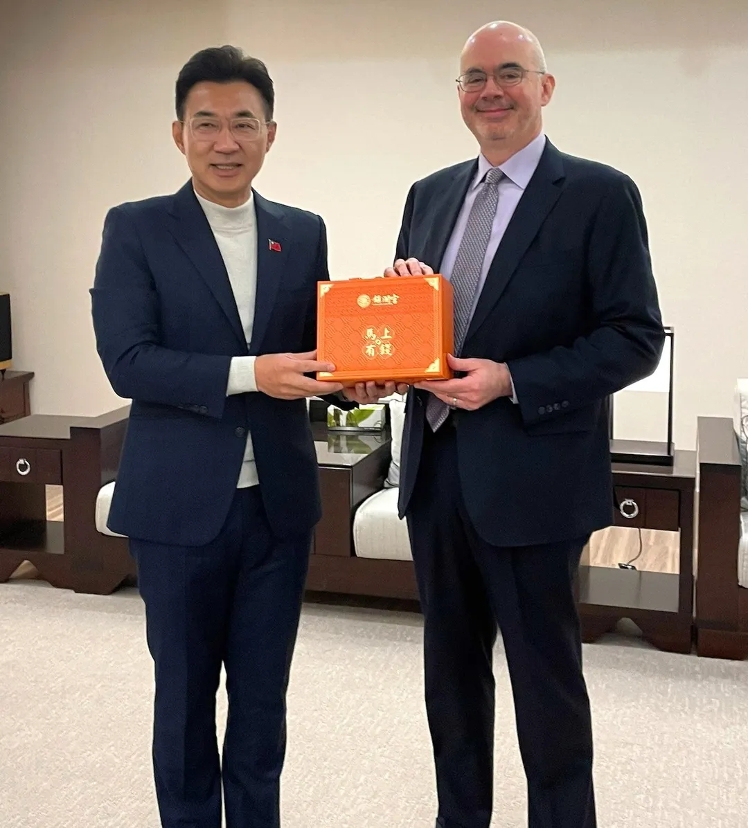 立法院副院長江啟臣送伴手禮給谷立言。（圖／AIT臉書）