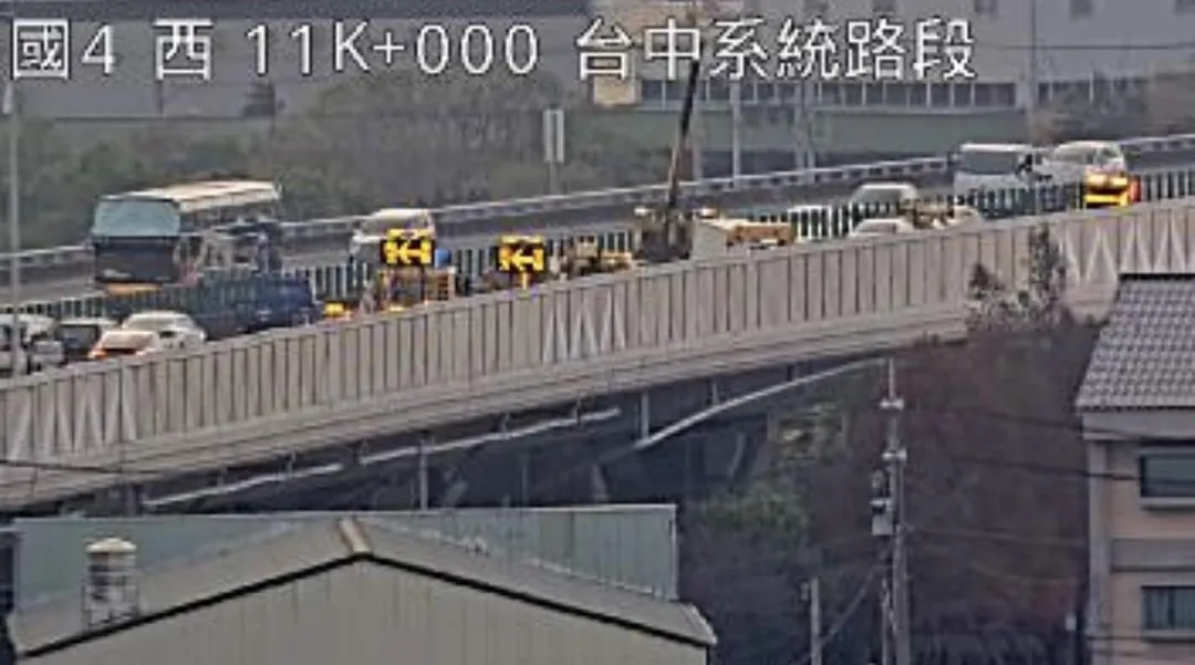 國道4號神岡段下午發生連環車禍。（圖／翻攝自國道公路即時網）