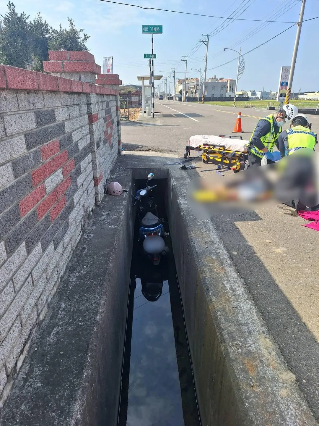 苗栗一名79歲鄭姓婦人騎乘普通重型機車行經田心里路口時，不明原因偏離車道跌落排水溝，經送往李綜合醫院急救後仍宣告不治。（圖/警方提供，下同）