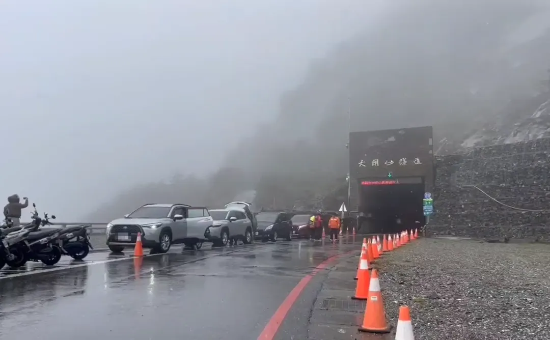 台東南橫公路大關山隧道9日中午飄雪，現場霧氣濛濛。（圖／民眾授權提供）