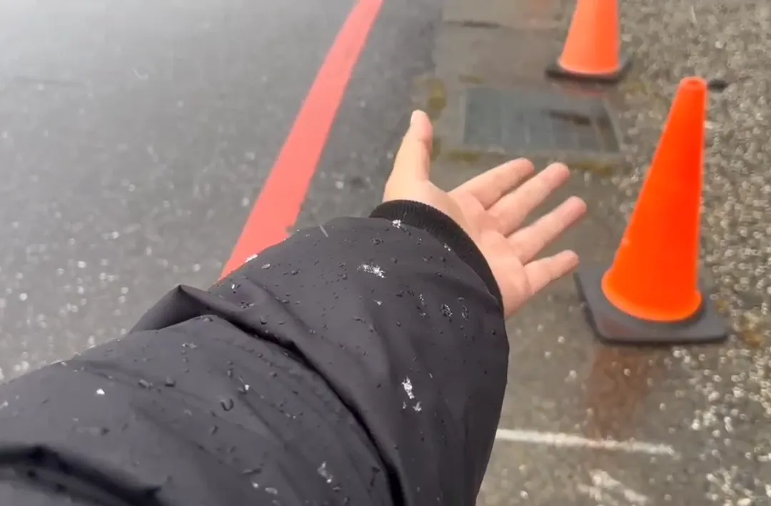 追雪成功的民眾興奮地伸手接住雪花片片。（圖／民眾授權提供）