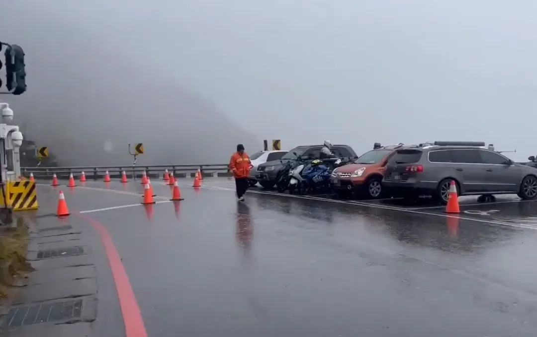 白霧籠罩台東南橫公路埡口附近山稜。（圖／民眾授權提供）